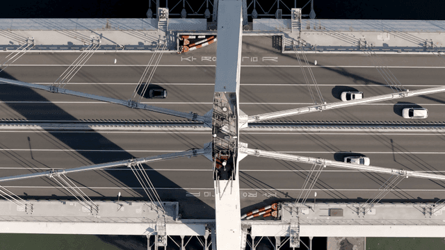 대형 현수교 위를 달리는 차량들