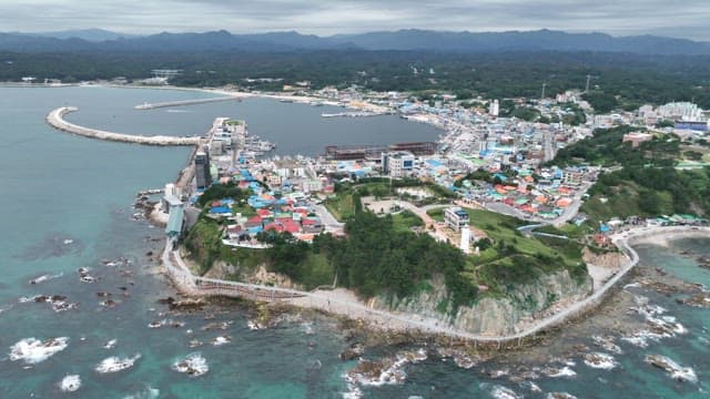 다채로운 지붕의 해안 마을