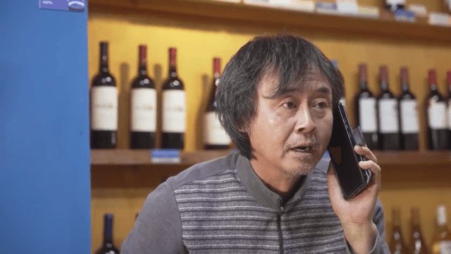 전화를 받으며 안도하는 남성