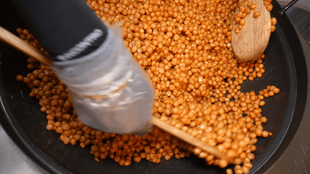 팬에서 과자와 꿀을 섞는 장면