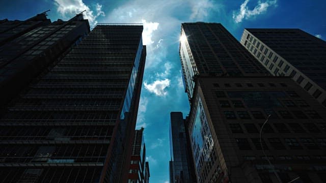 도시 고층 빌딩 사이로 비치는 햇빛