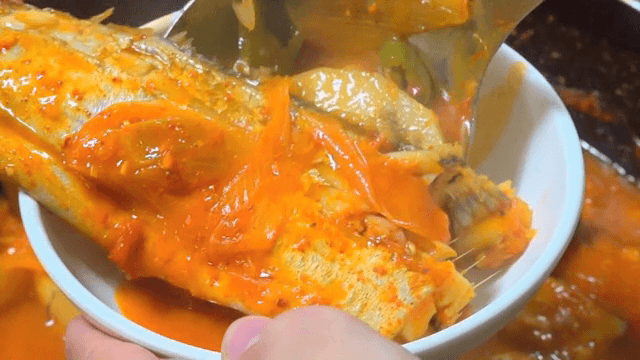 갈치조림을 그릇에 담는 장면