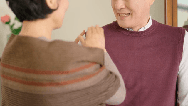 옷을 정리하며 미소 짓는 노부부