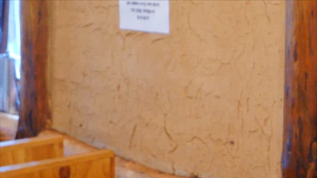 식당 테이블에 서빙되는 신선하고 푸짐한 간장게장