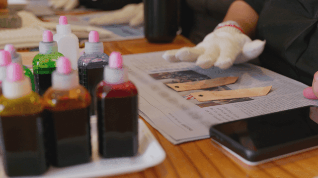 실내에서 색색의 염료로 공예하는 사람