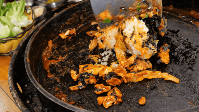 Iron plate stir-fried chicken galbi rice with seaweed