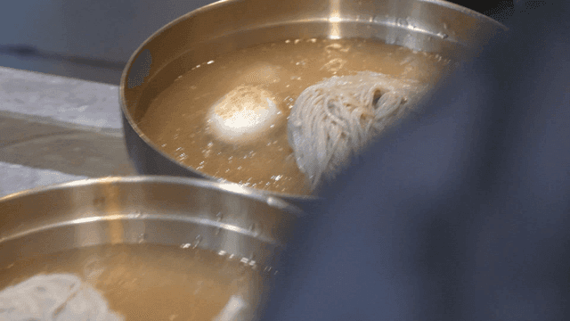 차가운 육수가 부어져 서빙되는 메밀면들