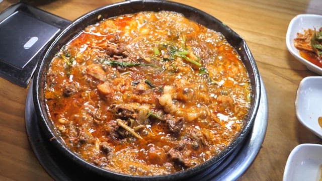 식당 테이블 위 냄비에서 보글보글 끓는 곱창전골