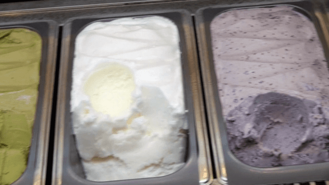 다양한 맛의 아이스크림이 담긴 트레이