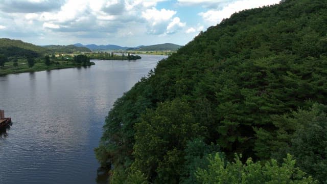 고요한 강 위를 항해하는 돛배