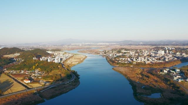 고요한 강변에 조성된 주택 단지와 도시