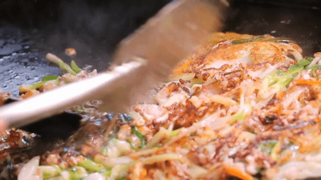 철판에서 뒤집는 해물파전