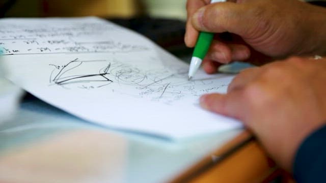 아이디어를 종이에 펜으로 적는 사람