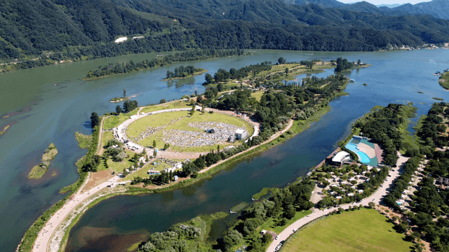 Beautiful island surrounded by river.
