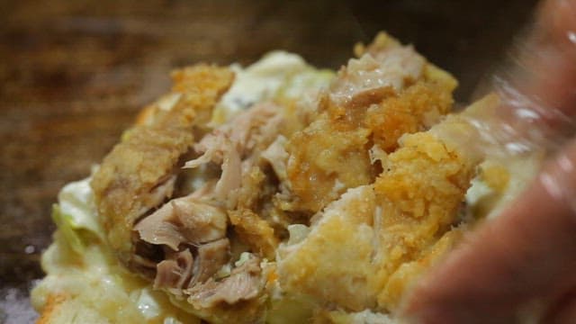 빵 위에 가위로 잘려 준비되는 치킨