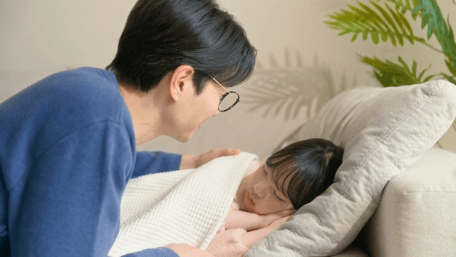아빠가 잠든 아이에게 이불을 덮어주는 모습
