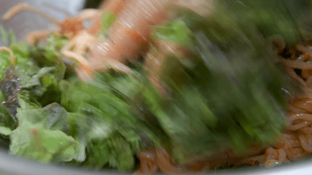 신선한 상추와 매운 국수 비비기