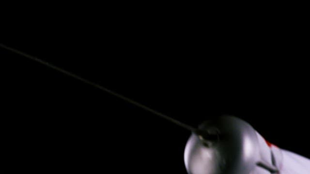 공격하는 펜싱 선수의 팔