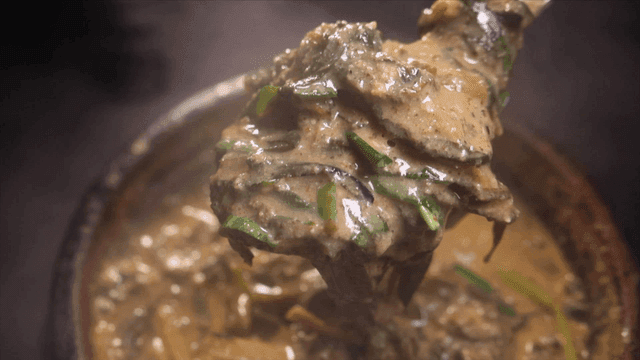 진하고 따뜻한 추어탕을 듬뿍 담은 숟가락