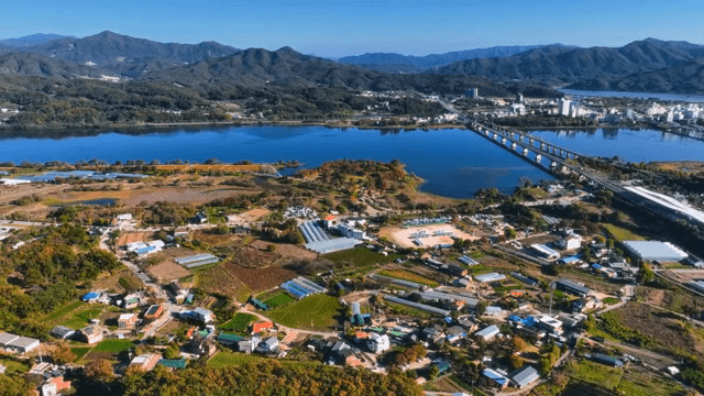 농촌 마을과 농경지의 항공 뷰