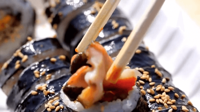 초장에 찍은 전복소라를 김밥에 올리기