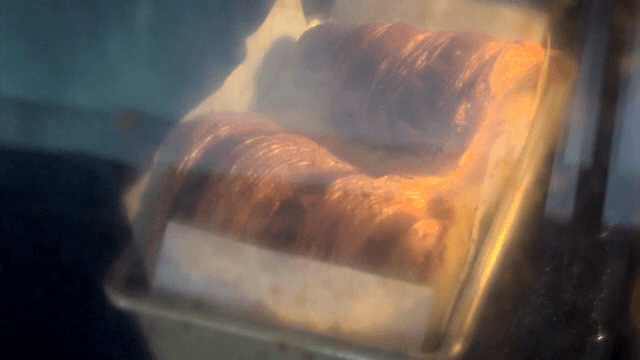 오븐에서 구워지는 크루아상