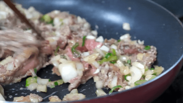 팬에서 고기와 채소 볶기