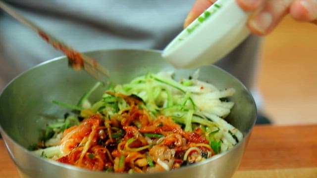 젓가락으로 물회를 휘젓는 모습