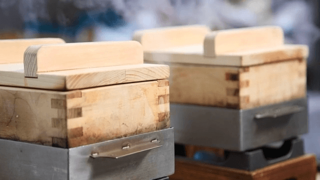 불꽃 위에 놓인 나무 찜기