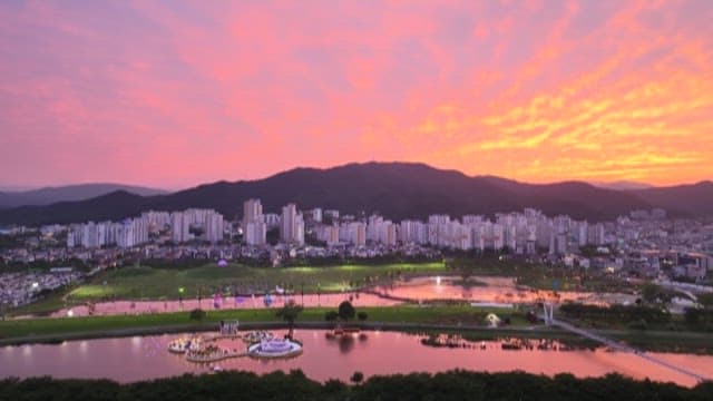 평화로운 도시 풍경 위 화려한 석양