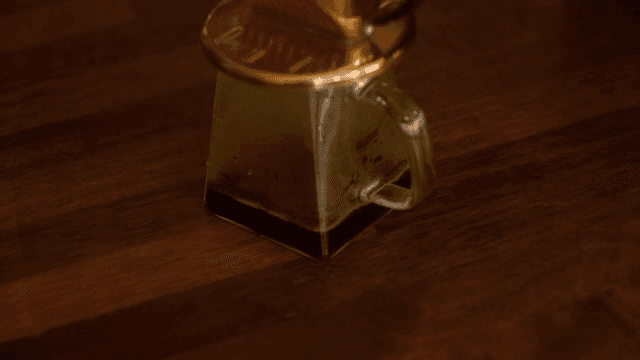 유리 용기에서 커피가 추출되는 모습