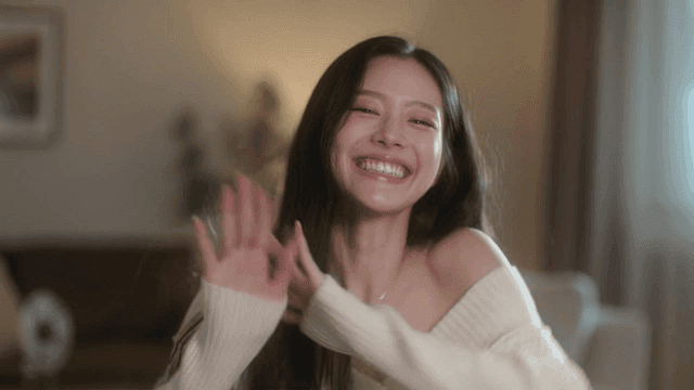 정면을 보고 손을 흔들며 행복해하는 여성