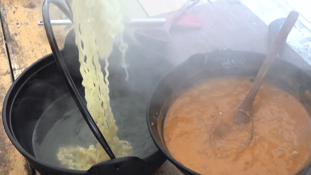 토마토소스에 라면을 넣는 장면