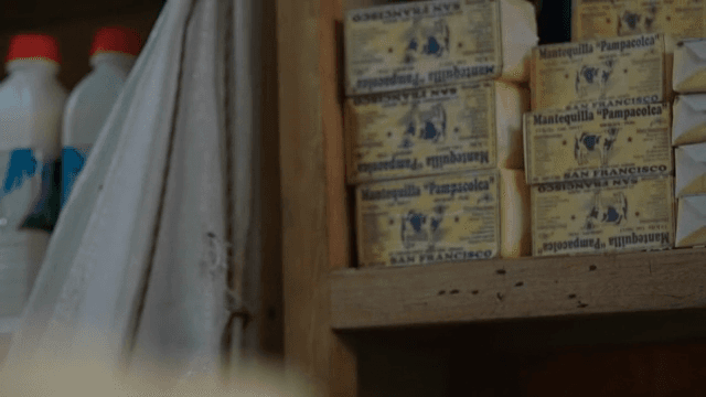 선반에 쌓인 버터 블록