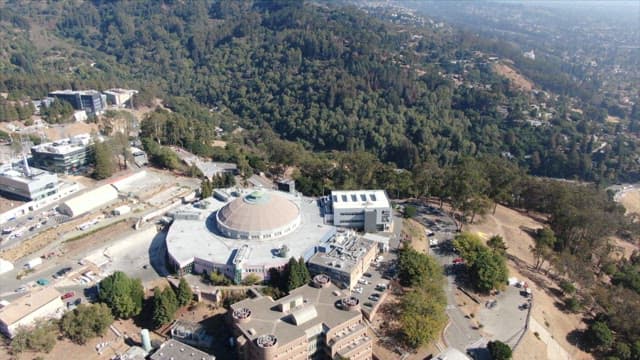 산림 사이에 있는 연구소와 캠퍼스 풍경