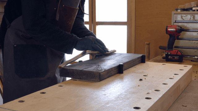 실내에서 나무 작업을 하는 장인