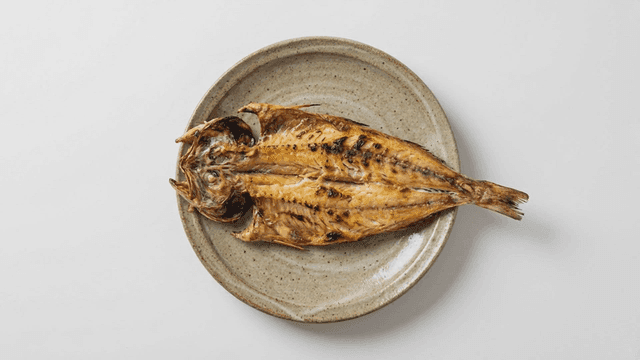 Grilled mackerel on ceramic plate