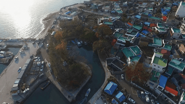 다채로운 지붕의 해안 마을