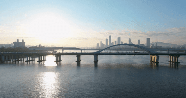 Bridge over Han River in city skyline