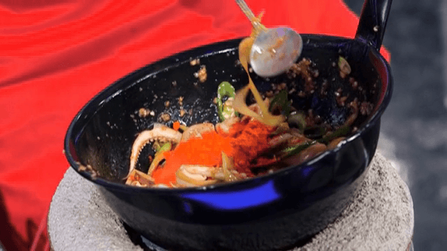 오징어, 채소를 볶은 냄비에 고춧가루를 넣는 모습