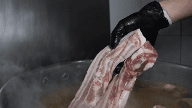 주방에서 조리되는 삼겹살