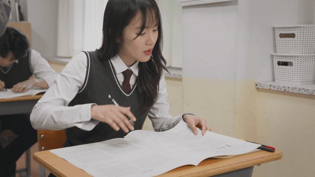 교실에서 시험을 보는 학생들