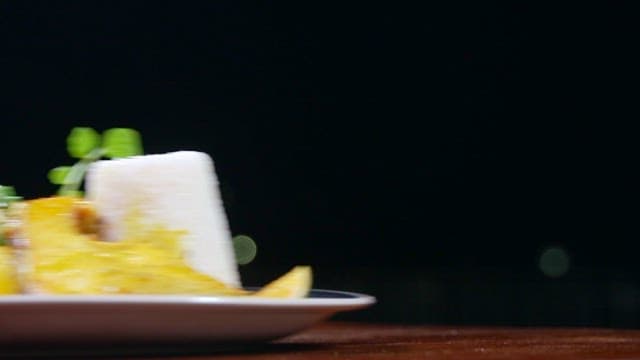 채소 가니쉬가 있는 참치 스테이크와 밥