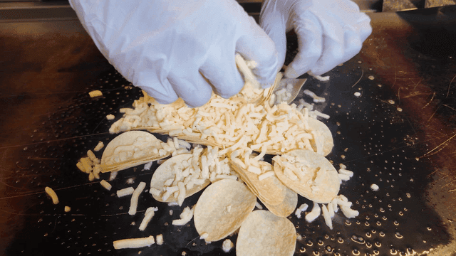 철파에서 구워지는 치즈와 감자칩