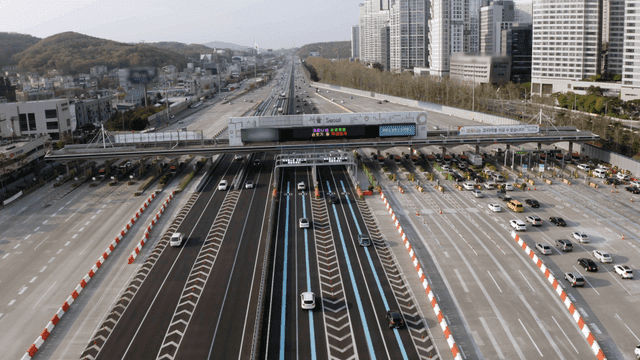 City's crowded highway toll gates