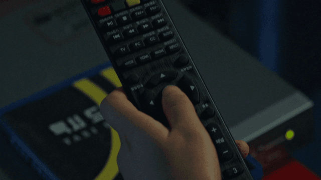 리모컨을 잡고 있는 손