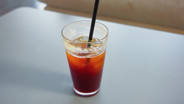 테이블 위의 아이스 커피 한 잔