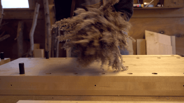 실내에서 마른 식물로 공예하는 사람