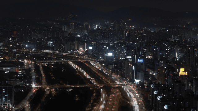 밤의 도로가 분주한 도시 풍경