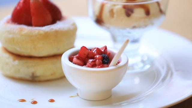 딸기가 올라간 호떡과 아이스크림이 담긴 접시